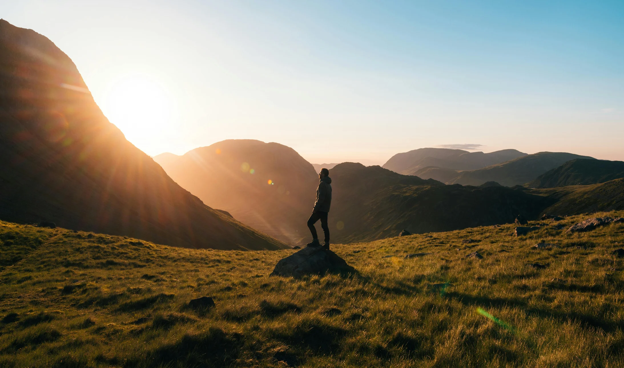 Silhouette einer Person, die in einer Landschaft steht