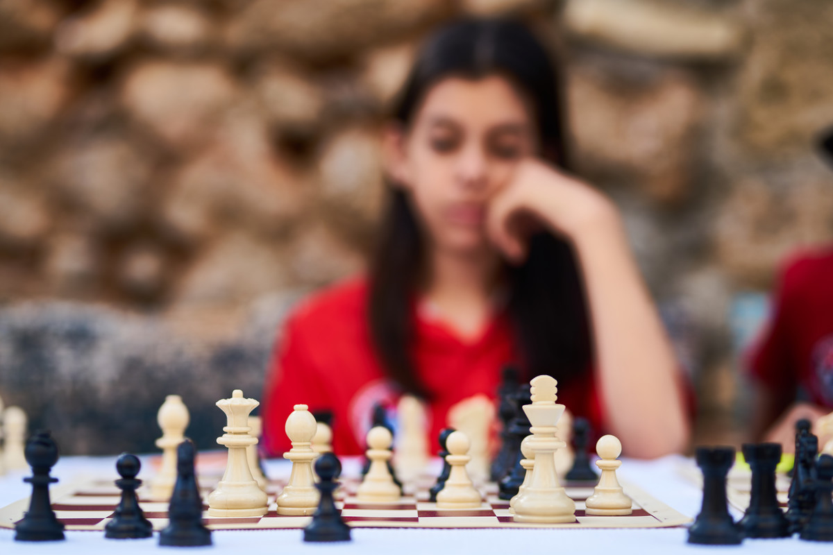 Frau spielt Schach