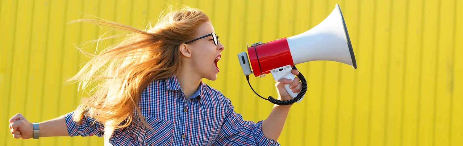 Femme crie dans un megaphone