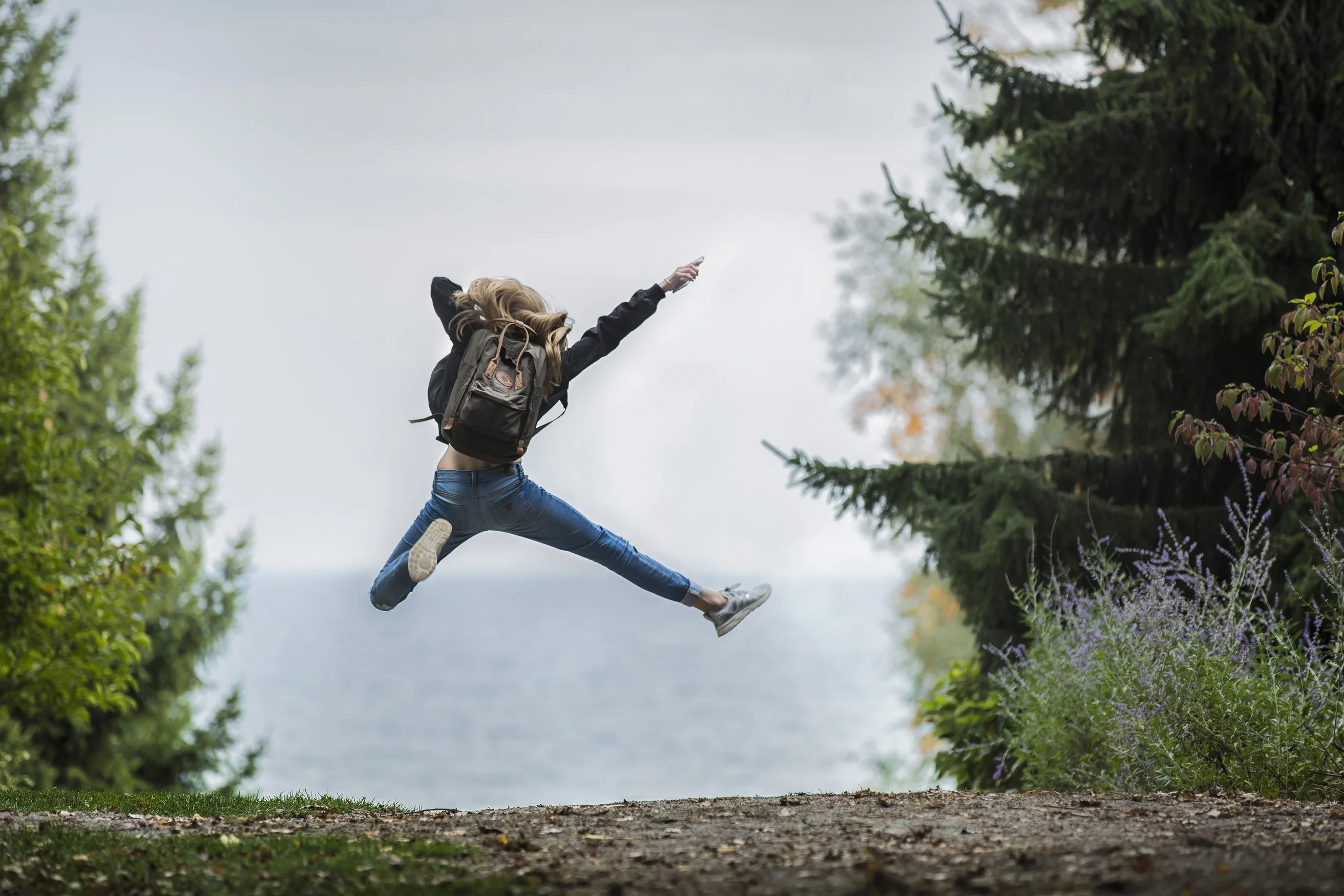Frau macht Freudensprung