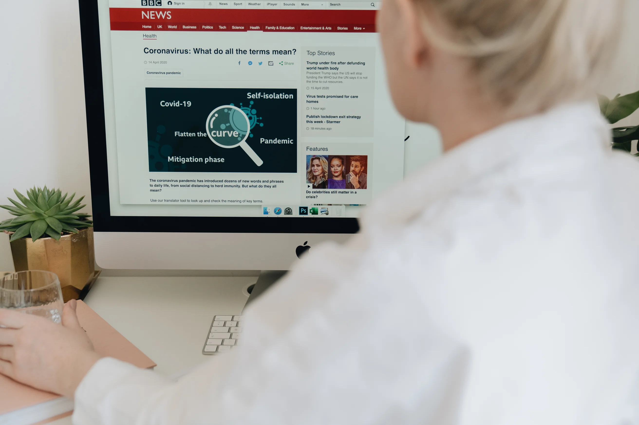 Femme utilisant un ordinateur imac