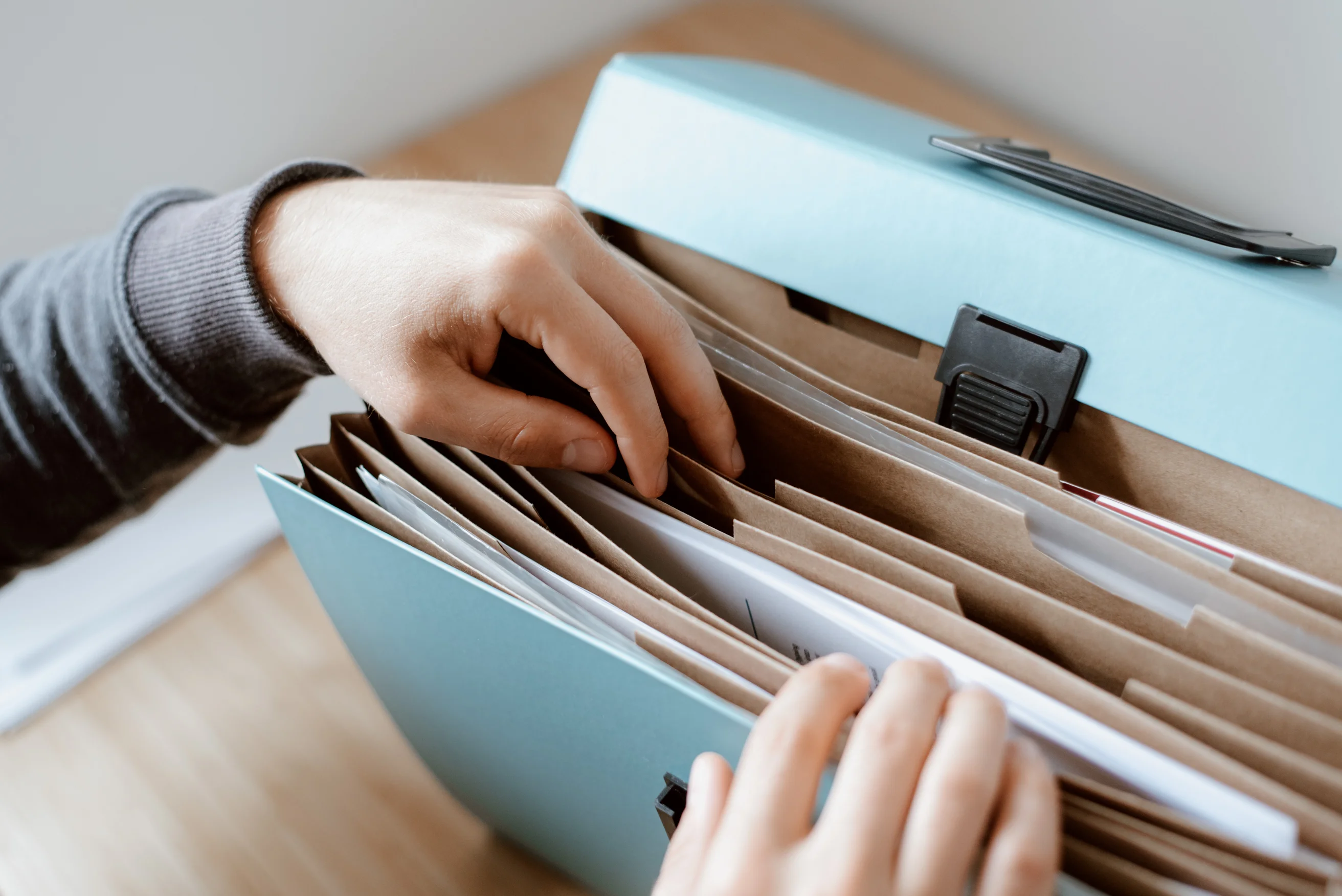 Personne cherchant un document dans un dossier