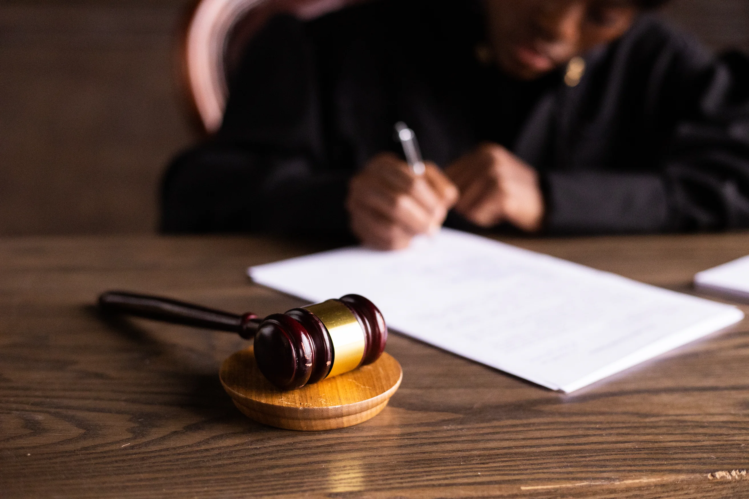 Juge signant un document 