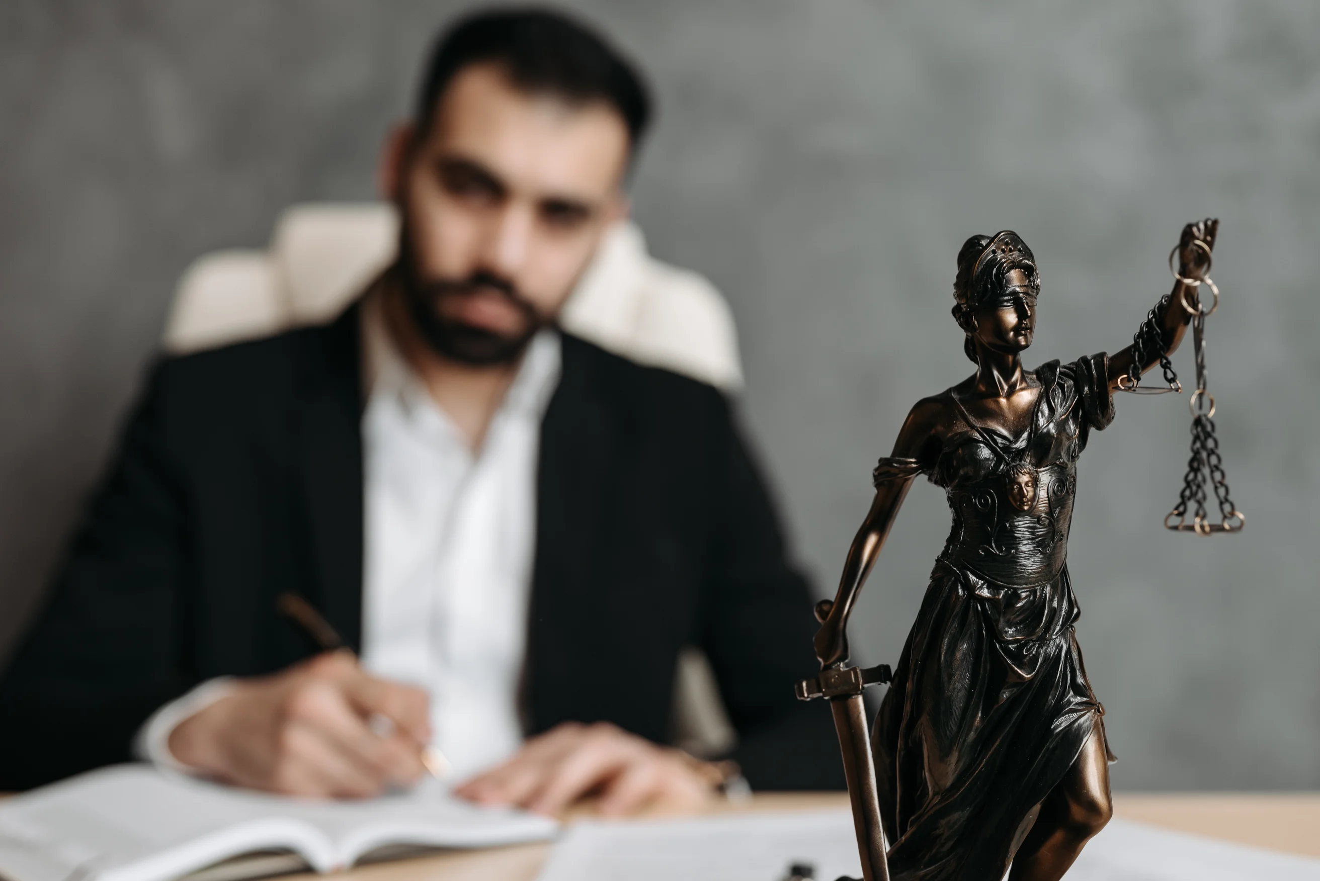 Homme assis avec statue de la justice