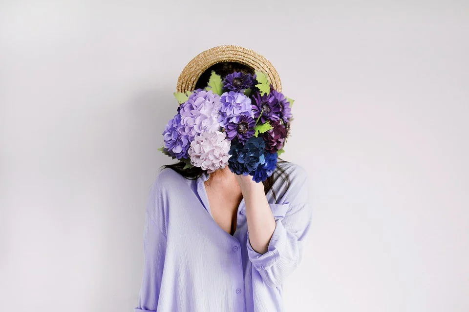 Frau hinter Blumenstrauss