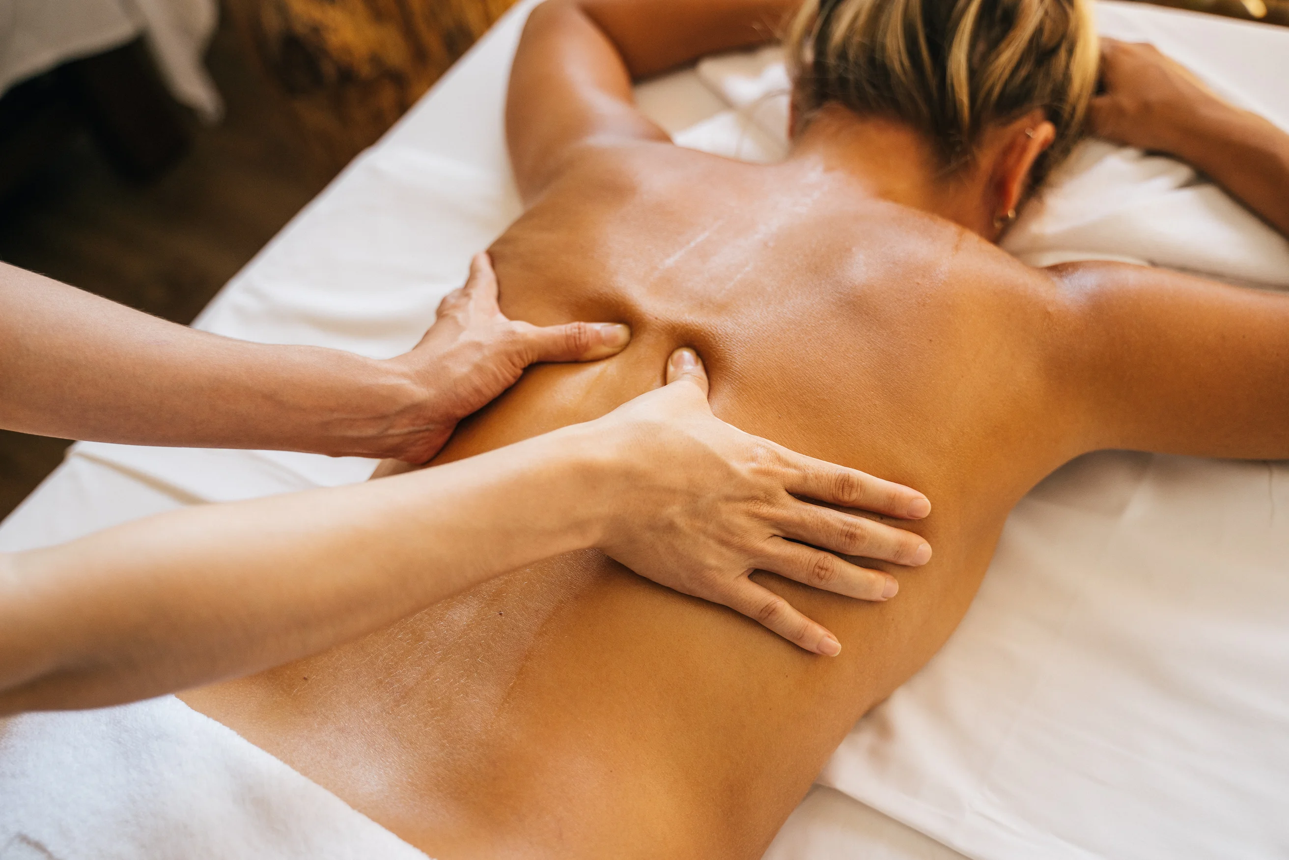 Personne qui fait un massage