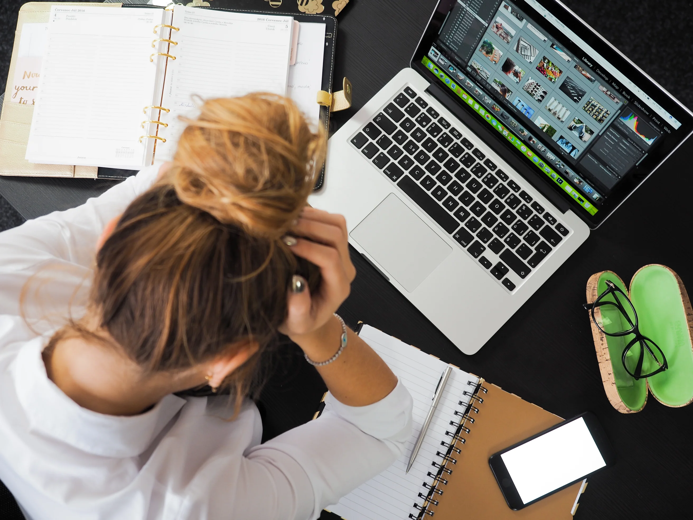Femme débordée devant un ordinateur