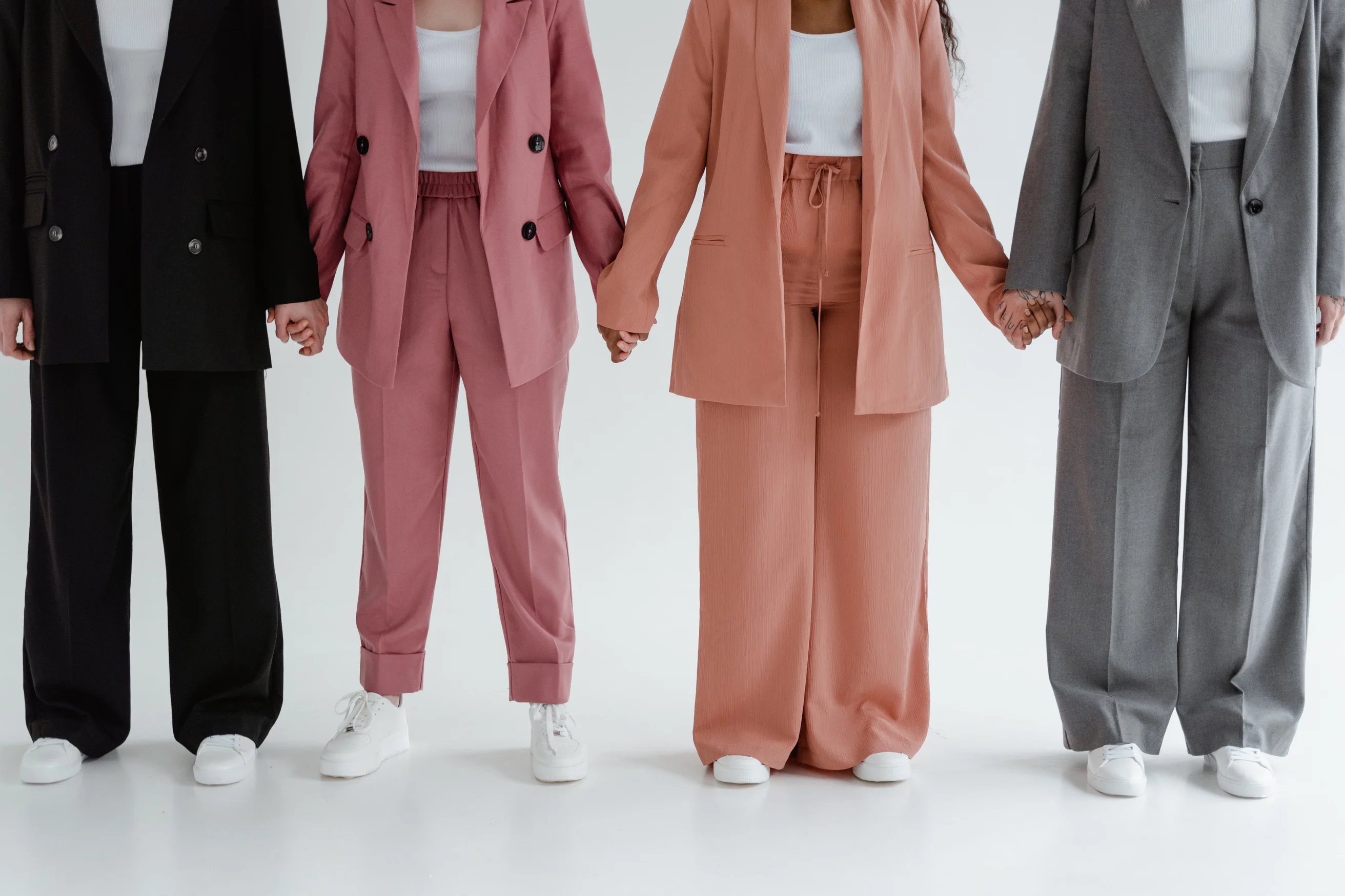 Femmes se tenant la main