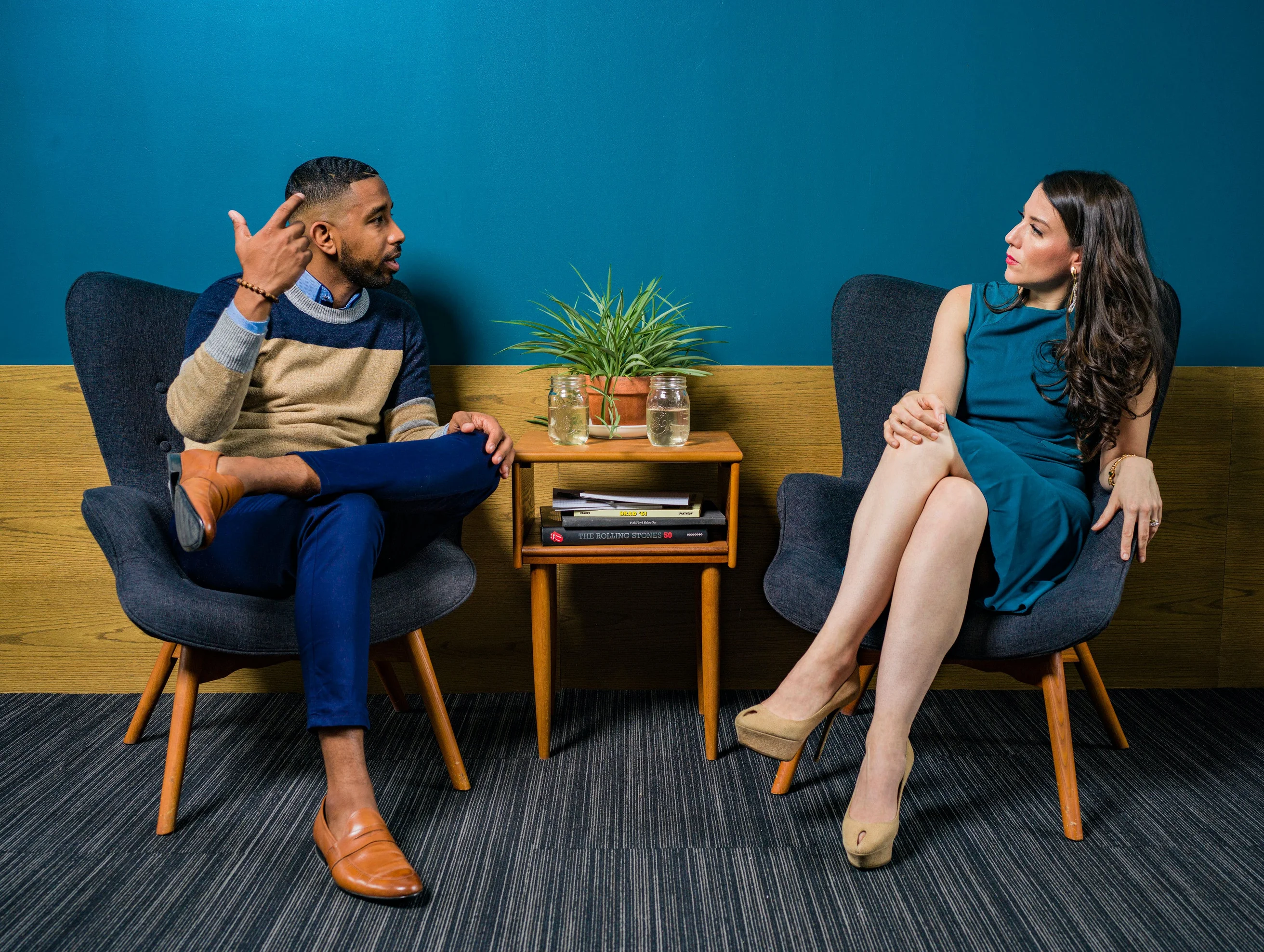 Homme et femme qui discutent