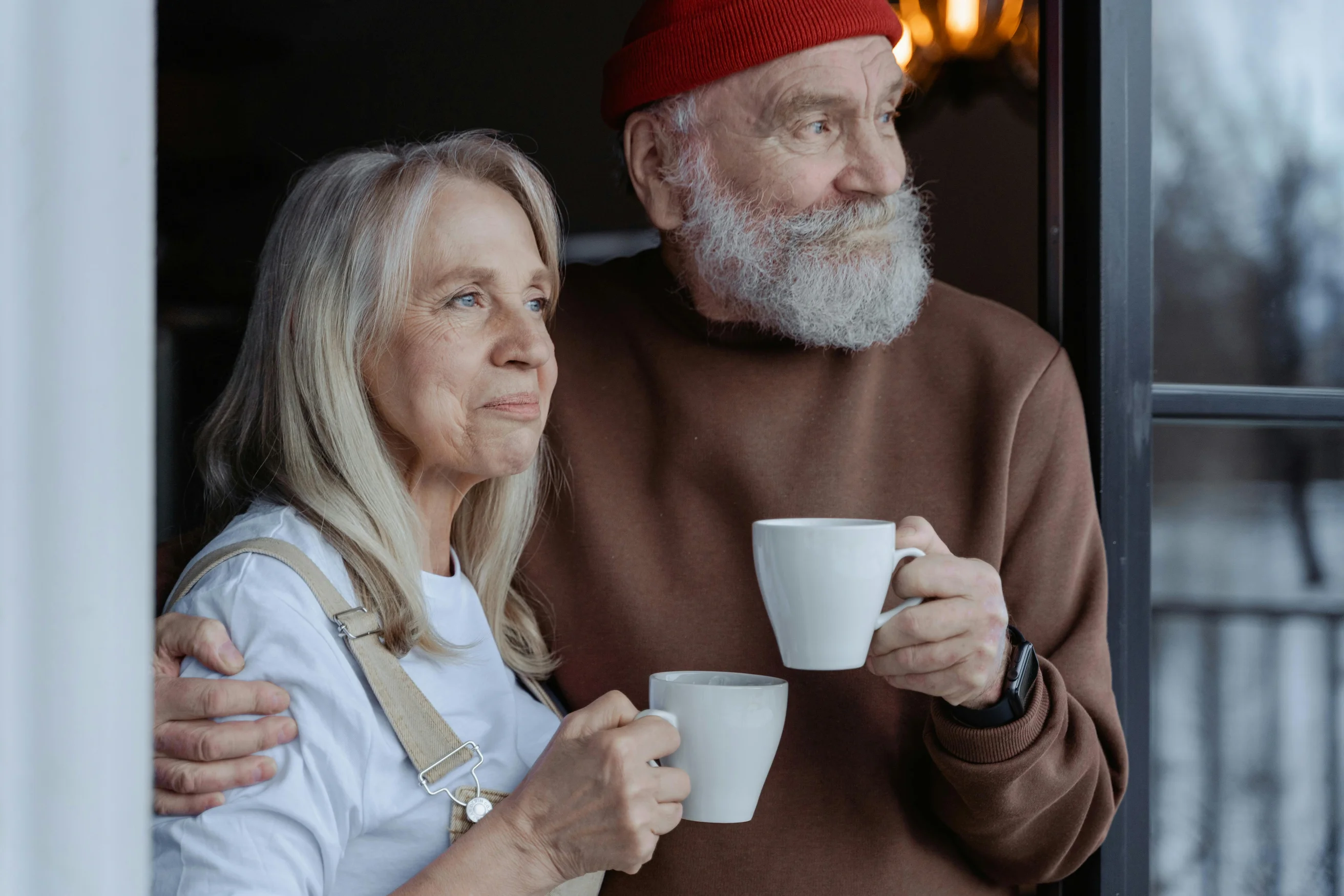 Couple âgé qui boit du café