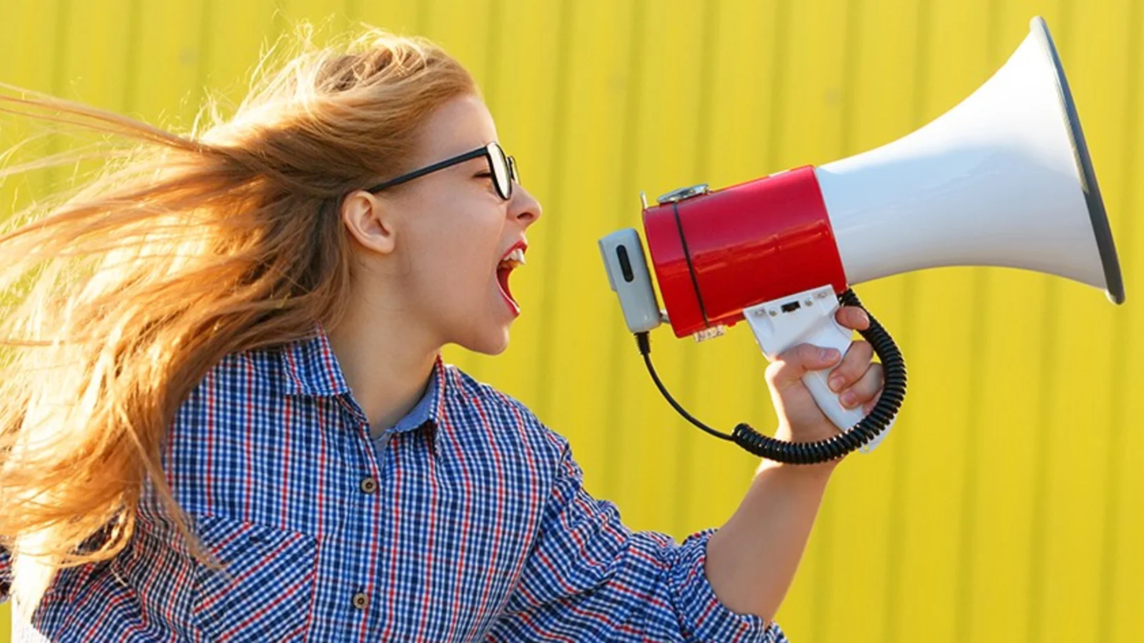 Femme crie dans un megaphone