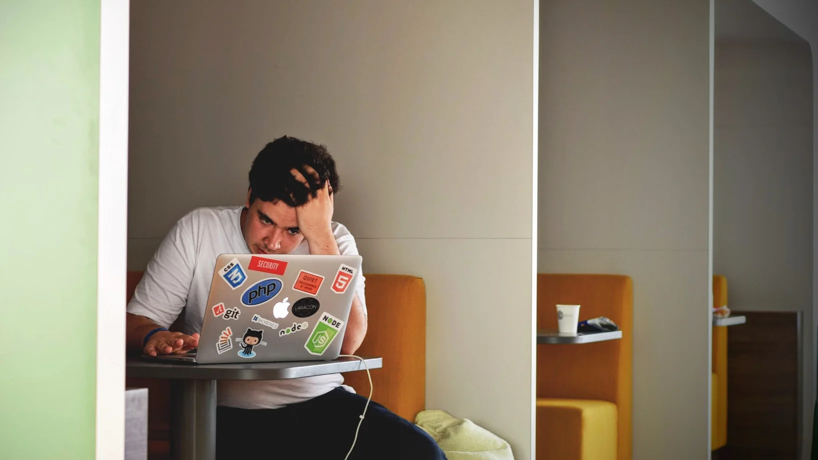 Mann mit Laptop