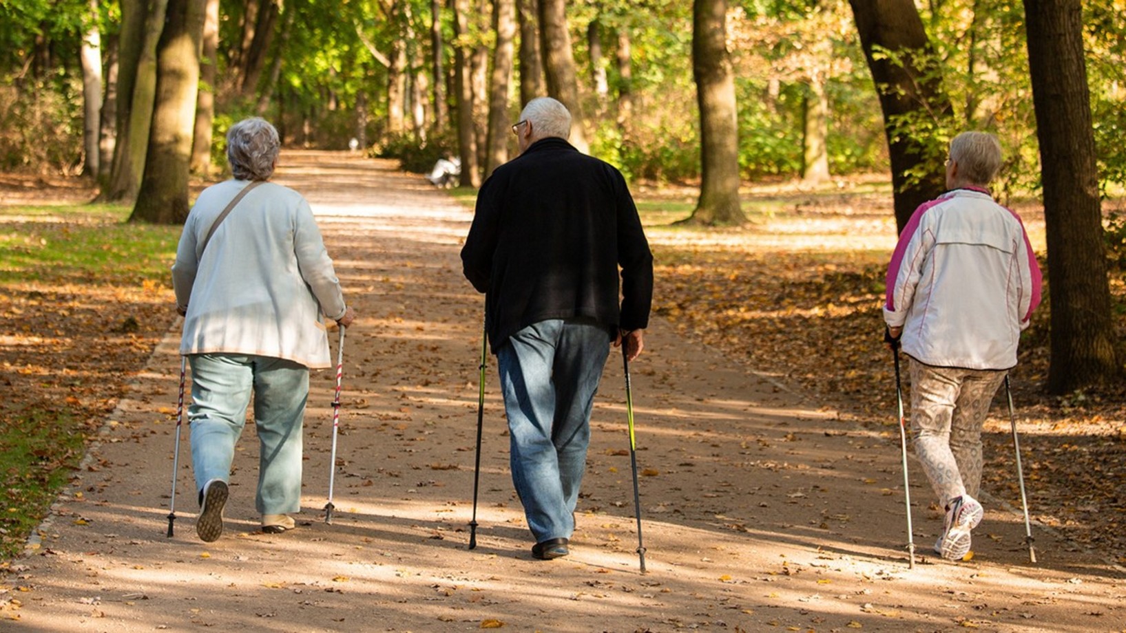 Ältere Personen am spazieren