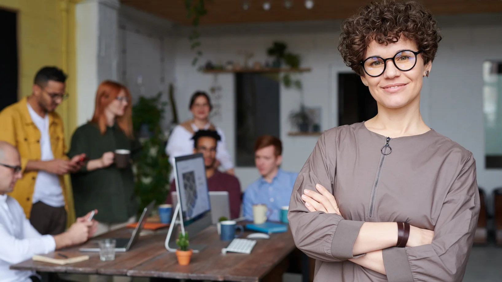 Femme contente au travail