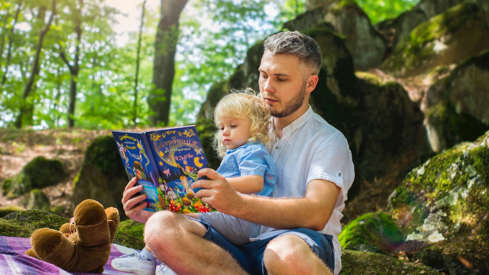 Père lit un livre à son enfant