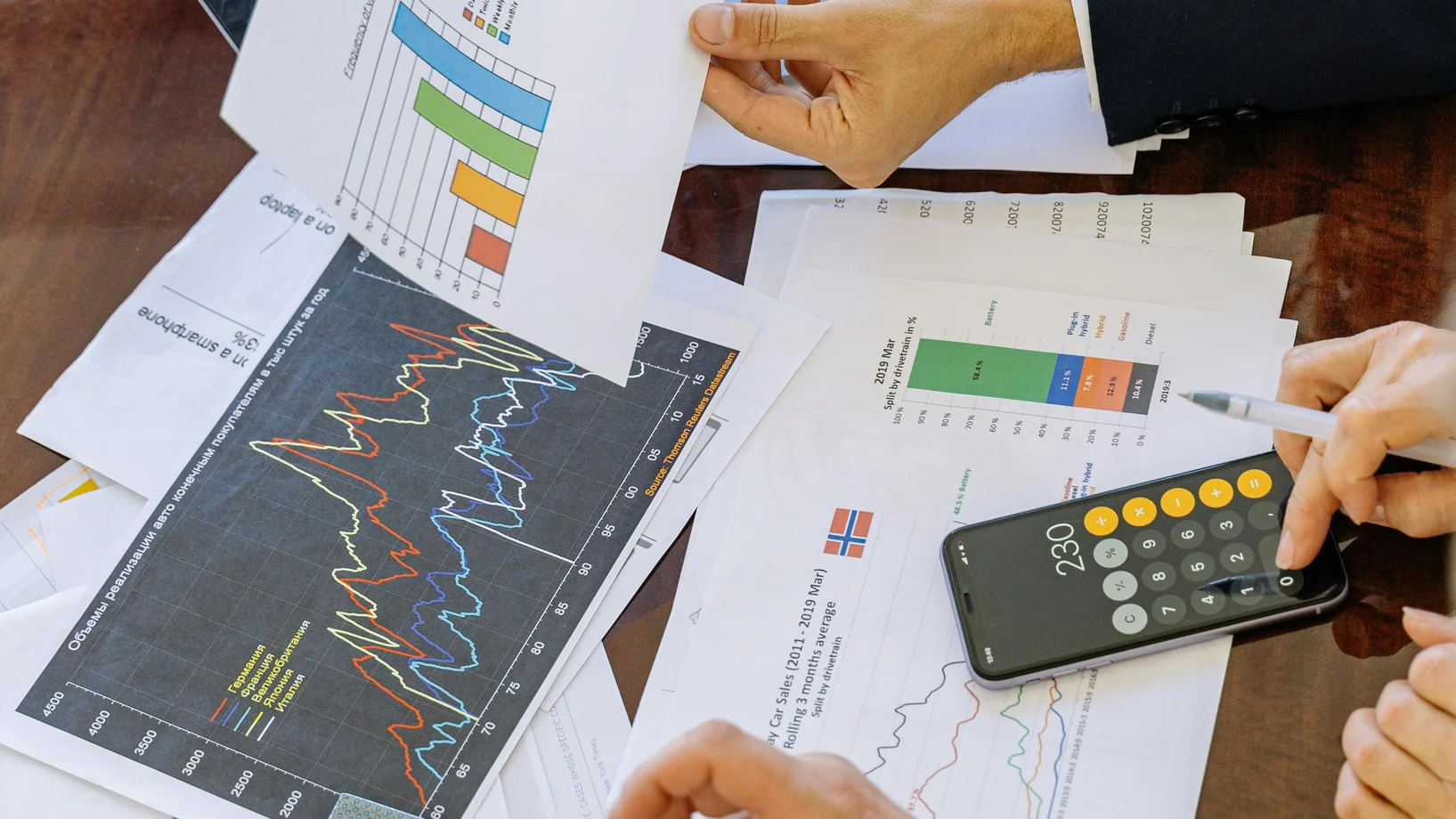 Personne analysant des graphiques