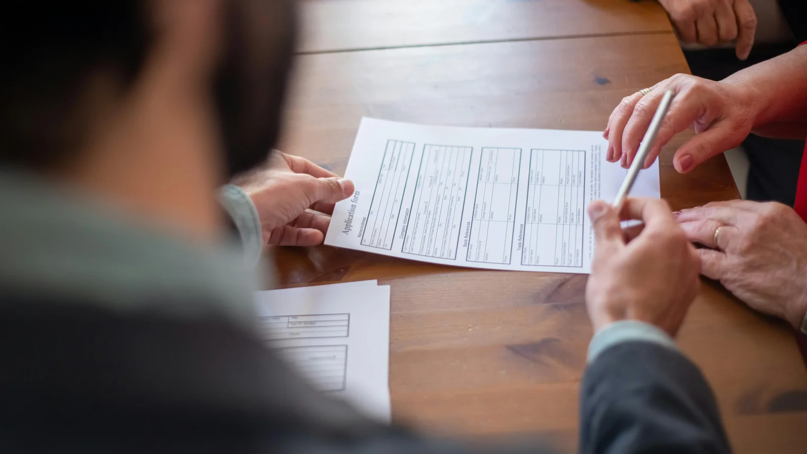 Personnes signant un contrat