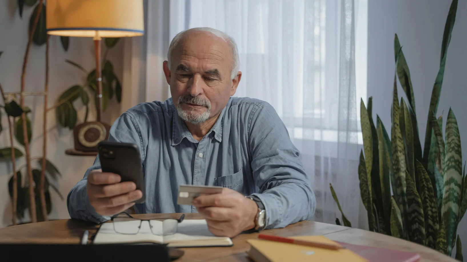 Personne âgée avec smartphone