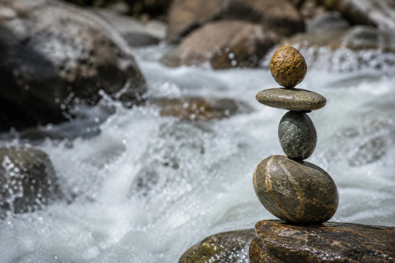 Steine im wilden Wasser